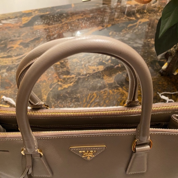 PRADA SAFFIANO LUX DOUBLE ZIP HANDBAG (ARGUILLA) - Picture 5 of 16